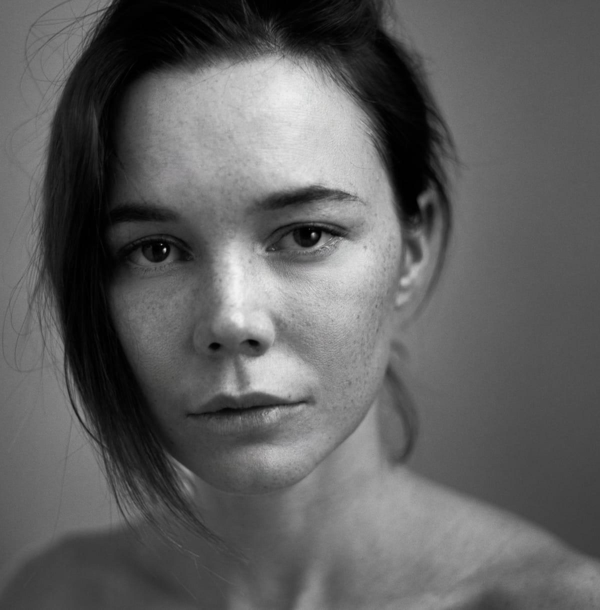 Hedda by Daniel Stigefeldt, makeup by Jessica de la Torre (image 2 of 5)