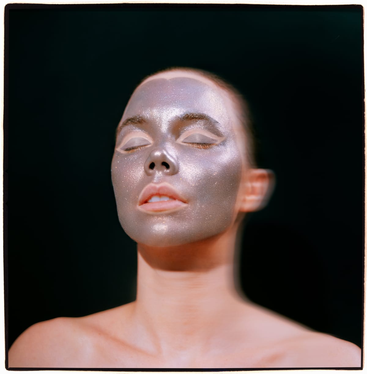Hedda by Daniel Stigefeldt, makeup av Jessica de la Torre (bild 1 av 5)